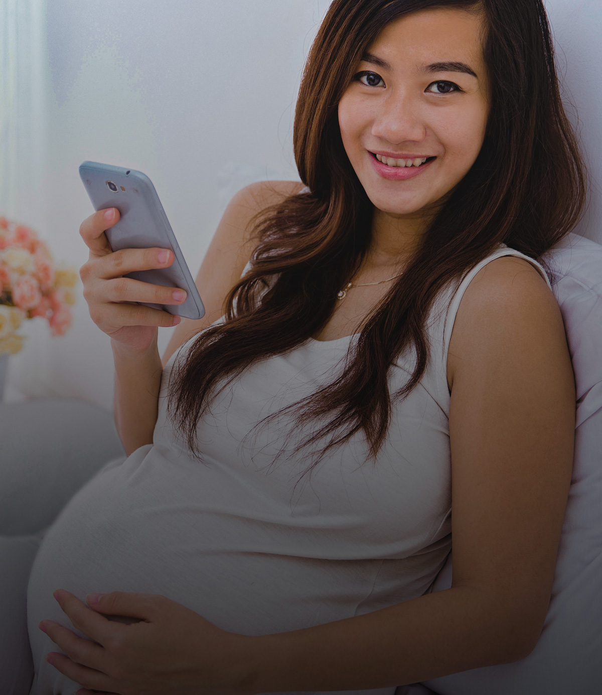 pregnant woman with cell phone